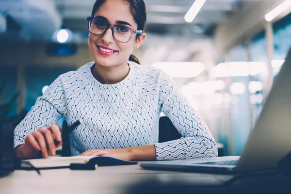 Mujer Negocios Sonriente Gafas Mirando Proceso Trabajo Organización Cámara Sentado — Foto de Stock