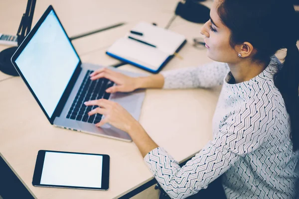 女性经理的高级视图在笔记本电脑上键入模拟屏幕制作研究在线上 女实业家使用空白显示器的现代技术在网页上进行付款 — 图库照片