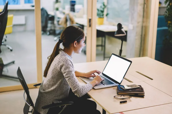 Femme Affaires Assis Sur Bureau Tard Dans Soirée Créant Plan — Photo