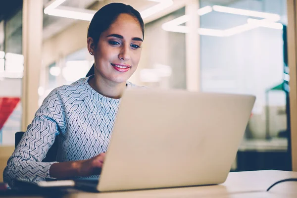 Positieve Vrouwelijke Manager Tevreden Werkproces Browsegegevens Voor Project Laptopcomputer Lachende — Stockfoto