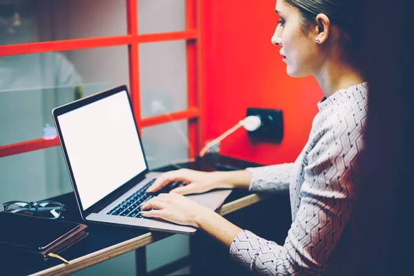 Seriöse Managerin Tippt Auf Laptop Computer Mit Mock Bildschirm Vorbereitung — Stockfoto