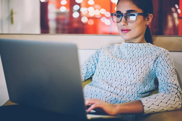 Desarrollador Femenino Cualificado Que Trabaja Freelance Sentado Silla Acogedora Espacio —  Fotos de Stock