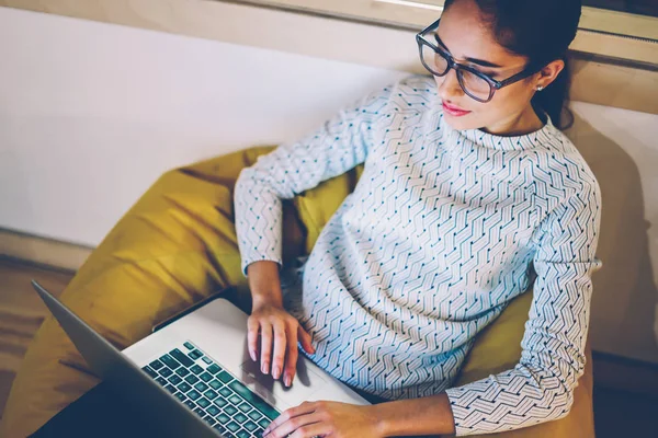 Vue Dessus Rédacteur Féminin Habile Faisant Travail Distance Sur Ordinateur — Photo