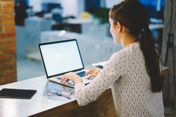 Arkadan Görünüşü Kadın Çalışan Dizüstü Bilgisayarla Iletişim Sahte Ekran Indirme — Stok fotoğraf