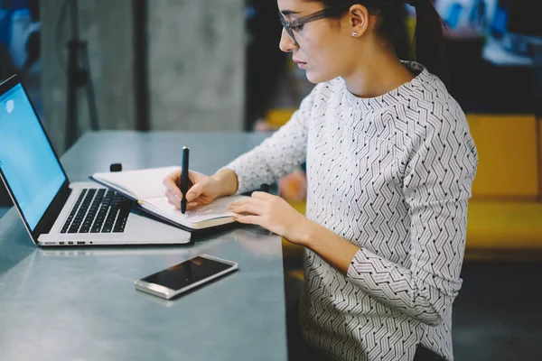 Nadenkend Brunette Vrouw Schrijven Kladblok Kopiëren Informatie Van Webpagina Plannen — Stockfoto