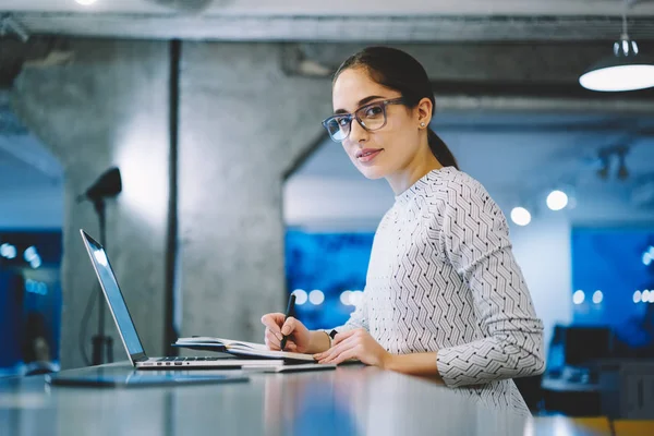 Retrato Una Mujer Inteligente Trabajando Como Asistente Laboratorio Haciendo Pruebas — Foto de Stock