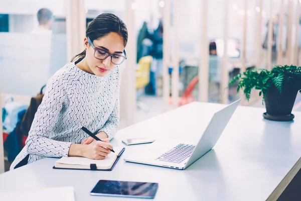 Mujer Pensativa Planificación Gafas Horario Trabajo Escribir Cuaderno Mientras Está — Foto de Stock