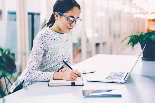 Gerente Administrativa Femenina Concentrada Copiando Información Página Web Proyecto Planificación — Foto de Stock