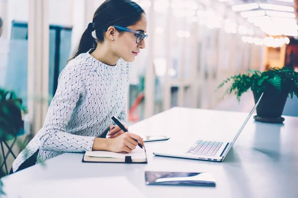 Mujer Negocios Pensativa Lectura Información Navegó Ordenador Portátil Toma Notas — Foto de Stock