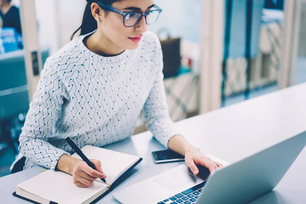 Geschoolde Vrouwelijke Webdesigner Brillen Online Onderzoek Project Schrijven Ideeën Kladblok — Stockfoto