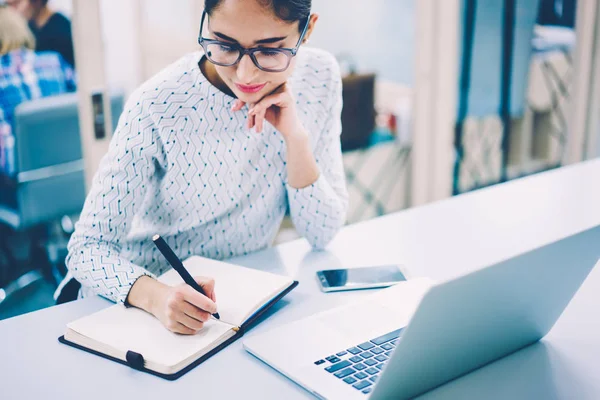 Gerente Mujer Pensativa Planificación Horario Trabajo Organizar Trabajo Oficina Sentado — Foto de Stock