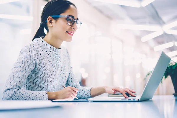 Mujer Sonriente Que Trabaja Oficina Utilizando Tecnología Para Diseño Creación — Foto de Stock