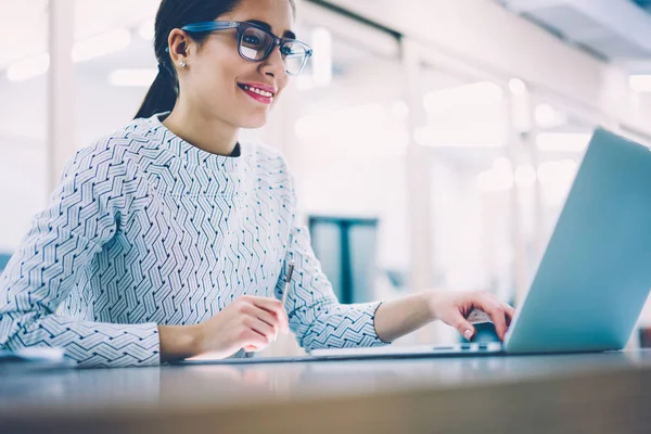 Mujer Sonriente Satisfecho Con Proceso Trabajo Navegación Sitio Web Ordenador — Foto de Stock