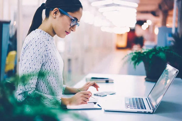 Pensive Gestionnaire Administratif Féminin Clinique Vérifier Compte Bancaire Avec Des — Photo