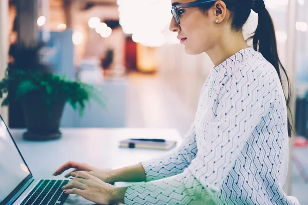 Dizüstü Bilgisayar Laptop Kadın Işi Organize Online Rezervasyon Yapma Müdürü — Stok fotoğraf