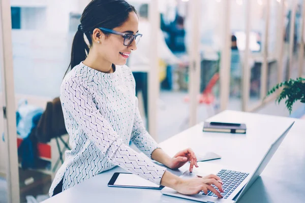 Sorridente Manager Femminile Che Lavora Alla Reception Clinica Soddisfatta Dei — Foto Stock