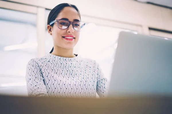 Alegre Gerente Femenino Gafas Haciendo Videollamada Través Aplicación Ordenador Portátil —  Fotos de Stock