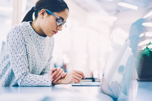 Vrouwelijke Officemanager Geconcentreerd Brillen Lezen Inkomen Bericht Digitale Tablet Toezicht — Stockfoto