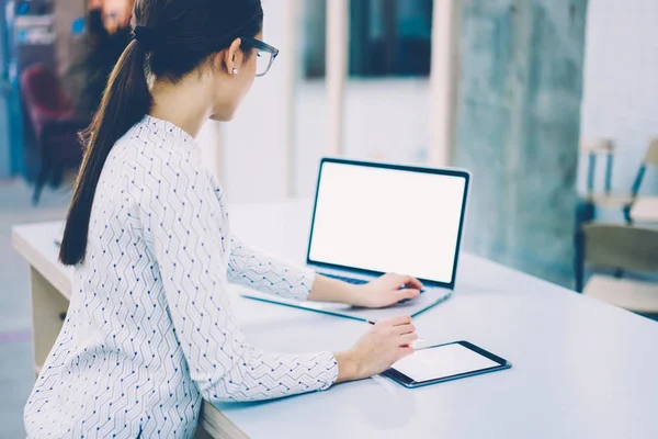 Diseñadora Web Femenina Calificada Que Utiliza Dispositivo Moderno Con Pantalla — Foto de Stock