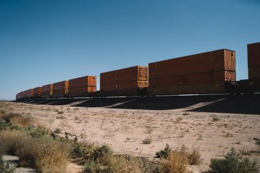 Navlun motoru lokomotif gelişmiş demiryolu altyapısı vahşi doğa topraklarda Kargo Transit tren wacons ve kapları ile lojistik hizmet adı veya çöl çevre logo için kopya alan