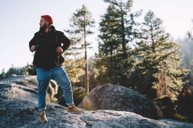 Vahşi ortamda aktif bir tatil, manzara ve doğa journe sırasında zevk tur sırasında konumu hakkında düşünme erkek uzun yürüyüşe çıkan kimse kayanın üzerinde yürürken orman keşfetmek yol arayan adam yolculuk tutkusu