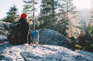 Yolculuk tutkusu yolculuk, sırt çantası manzara doğa hafta sonu keşfetmek güzel sahne bakarak herifle hipster zevk Tur hiking sırasında yeniden kayaya oturan erkek Gezgin görünümünü geri