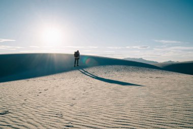 Vahşi çölde yürüyen erkek kişi siluet keşfetmek kurak doğa, yatay dunes, adam beyaz kumları Milli Parkı üzerinde hafta sonu journe sırt çantası olan hedefe getting seyahat toprakları