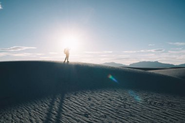 Beyaz kumları Milli Parkı, çöl ve gökyüzü ufuk nefes kesen görünümü üzerinde tepe üzerinde kuru arazi üzerinde duran adam yolculuk tutkusu yolculuk sırasında güneş ışınları Isıtma altında kum tepesi üzerine erkek siluet
