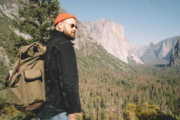 年轻男性旅行者与旅游背包徒步旅行在野生环境与森林和高山在美国 时髦的家伙冒险在流浪旅行期间享受活跃再造和探讨 — 图库照片