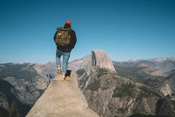 Visão Traseira Viajante Masculino Com Mochila Pico Montanha Chegando Destino — Fotografia de Stock