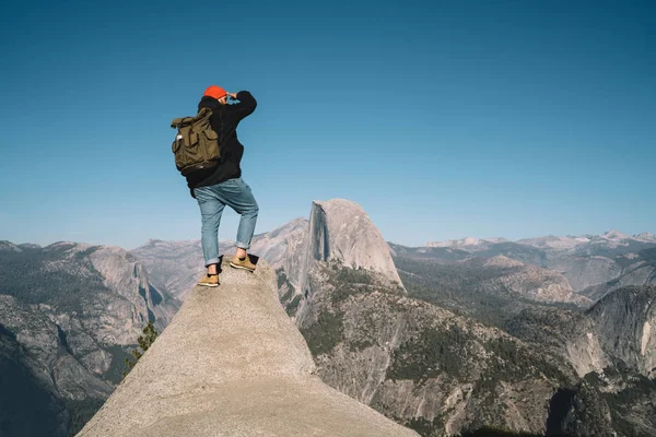 Hipster Adam Derin Uçurum Dağ Iyi Keşfetmek Için Getting Sırt — Stok fotoğraf