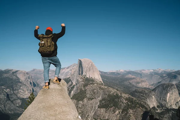 Vista Posteriore Del Viaggiatore Maschile Sensazione Libertà Cima Alla Roccia — Foto Stock