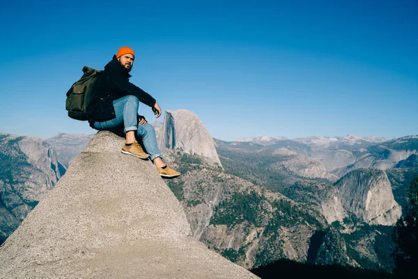 Portrait Hipster Guy Sitting Rocky Cliff Enjoying Scenic Landscape View — Stock Photo, Image