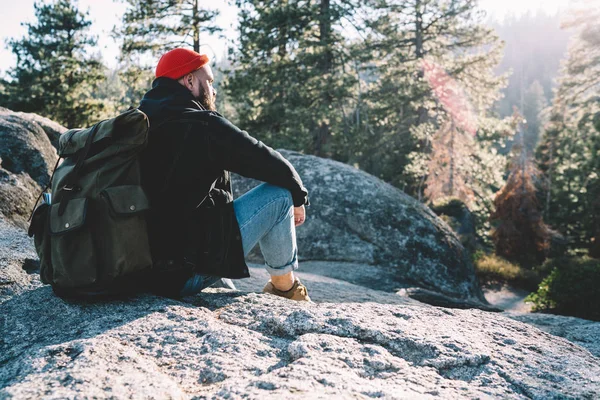 Viajante Masculino Pensativo Desfrutando Paisagem Natural Descansando Rocha Durante Trekking — Fotografia de Stock