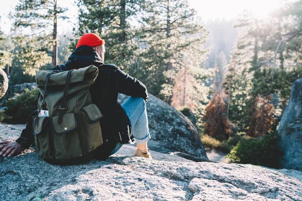 Вид Мужчину Исследователя Туристическим Рюкзаком Сидящего Скале Наслаждающегося Красивыми Пейзажами — стоковое фото