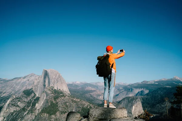 Visão Traseira Jovem Wanderlust Usando Smartphone Topo Montanha Para Fazer — Fotografia de Stock