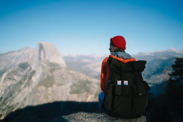 Vista Trasera Viajera Femenina Con Mochila Turística Disfrutando Impresionantes Paisajes — Foto de Stock