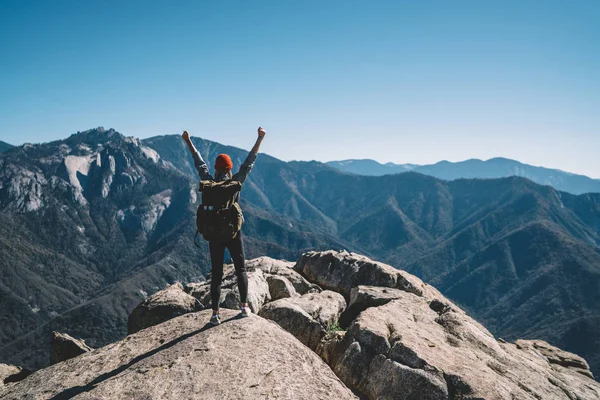女孩流浪站在山顶上举起双臂感受着到达目的地的自由和幸福 兴奋的女性旅行者在庆祝探索 Natur 的成就后观看 — 图库照片