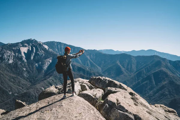 Active Female Traveler Touristick Backpack Using Smartphone Making Selfie Breathtaking — Stock Photo, Image