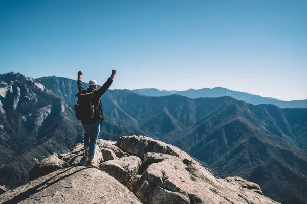 Vista Trasera Del Viajero Masculino Celebrando Logro Llegar Cima Montaña — Foto de Stock