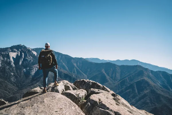 Вид Спину Чоловіка Дослідника Туристичним Рюкзаком Насолоджуючись Гірською Панорамою Високого — стокове фото