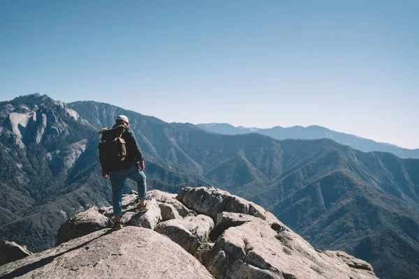 Vista Trasera Del Viajero Masculino Con Mochila Pie Cima Alta — Foto de Stock