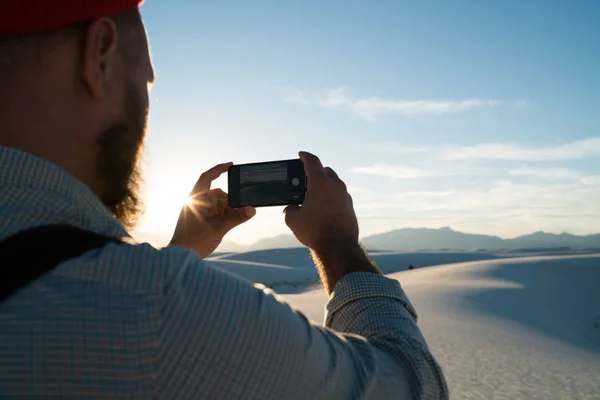 Imagen Recortada Viajero Masculino Haciendo Una Foto Una Vista Panorámica — Foto de Stock