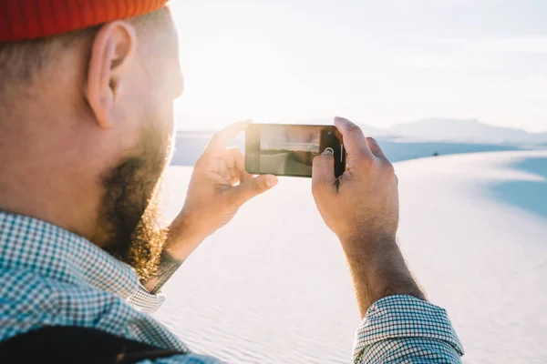 Close View Guy Wanderlust Segurando Smartphone Para Fazer Fotos Bela — Fotografia de Stock