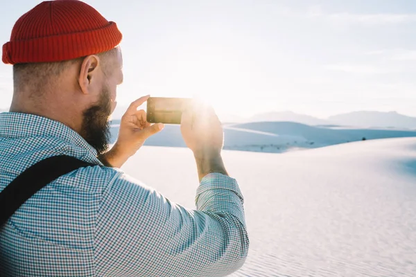 Rückansicht Eines Männlichen Reisenden Mit Smartphone Der Schöne Wüstenlandschaft Fotografiert — Stockfoto