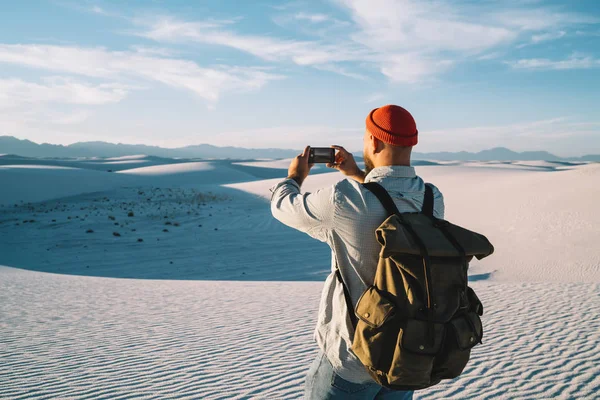 Guy Wanderlust Com Mochila Segurando Smartphone Para Tirar Uma Bela — Fotografia de Stock