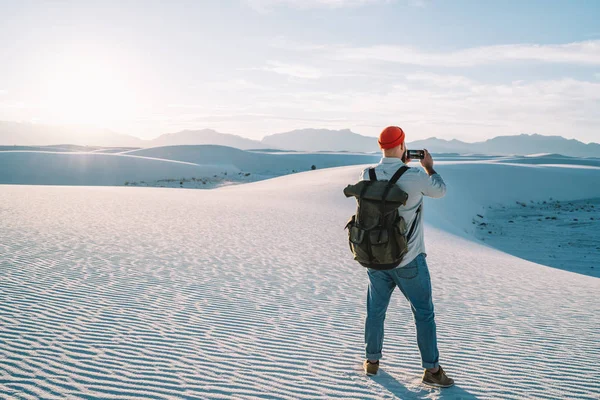 Visão Traseira Viajante Masculino Com Mochila Turística Usando Câmera Smartphone — Fotografia de Stock