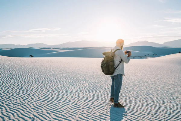 Turista Masculino Com Mochila Visualização Fotos Smartphone Para Compartilhar Blogg — Fotografia de Stock