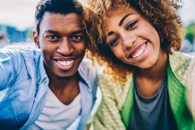 Afro Amerikan hipster arkadaşlar sağlıklı beyaz ile gülümseyen diş hekimi ve beyazlatma memnun yakın çekim portresi, kameraya seyir ile kız kardeşi ve rahatsız heyecan verici mutlu koyu derili