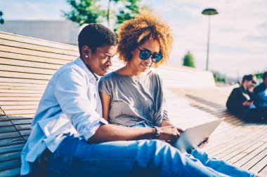 Online film izlemek için netbook üzerinde Web sayfası tarama afro Amerikan hipsters banktaoturuyor iyi 4 g bağlantı koyu tenli kaç aşk Çekme Makinası birlikte bilet rezervasyonu içinde memnun